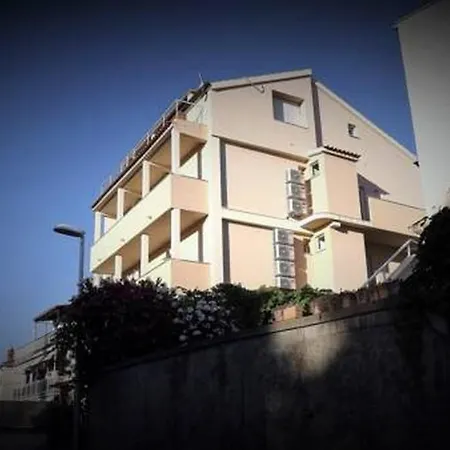 Holidays Budget 12 Apartment